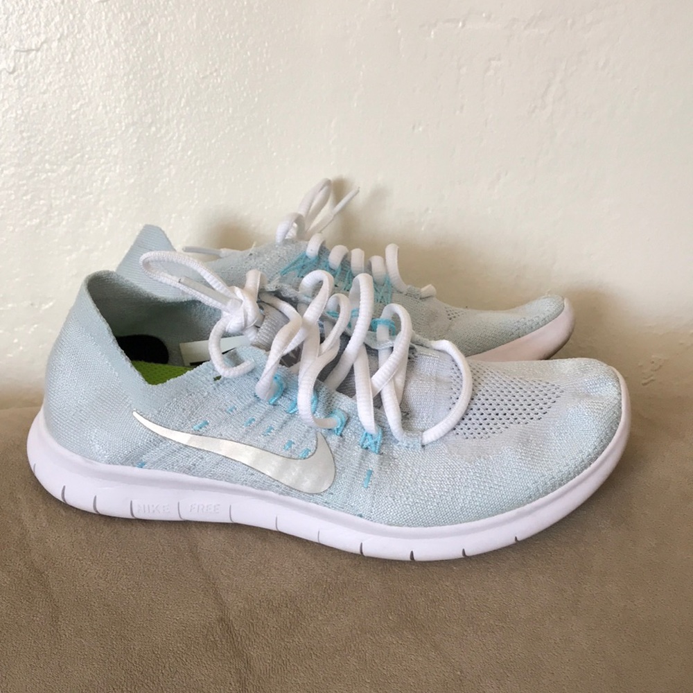 Nike flyknit sneakers size 7 us